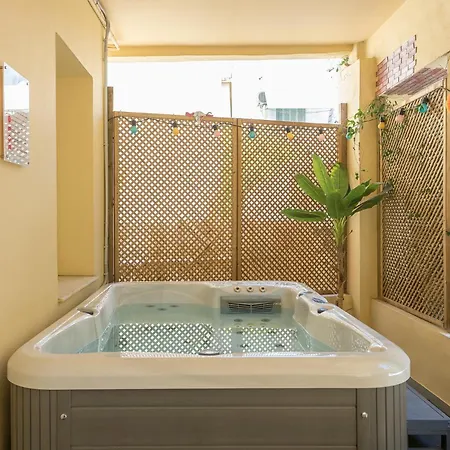 - Heated Jacuzzi - Free Bikes *